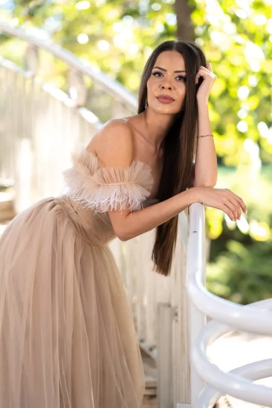 Дълга бежова рокля с тюл 