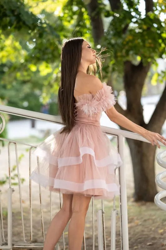 Къса розова тюлена рокля с пера и корсетен гръб