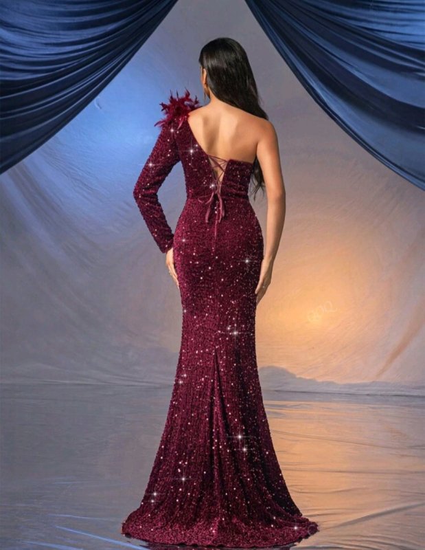 Дълга официална рокля от пайети и пера в цвят бордо с един ръкав 