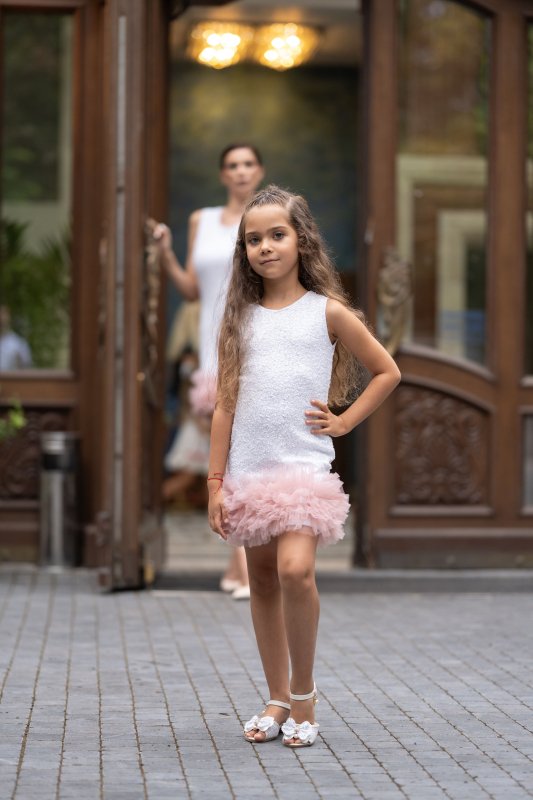 Детска рокля с бели пайети и тюл пудра