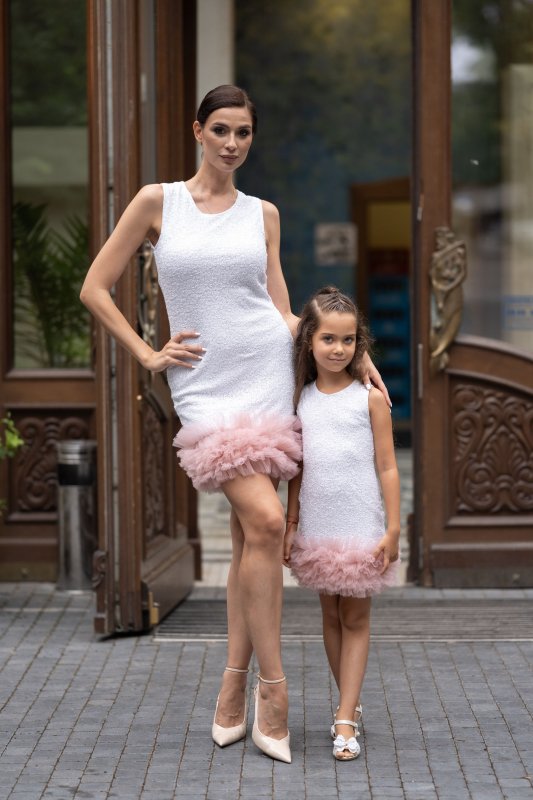 Комплект еднакви рокли за майка и дъщеря с бели пайети и тюл пудра