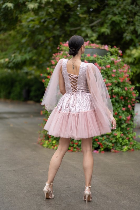 Дамска рокля – пудра розово с пайети и тюл
