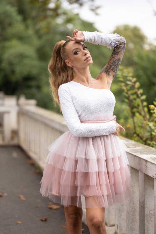 Дамска рокля с тюл в бяло и розово на волани