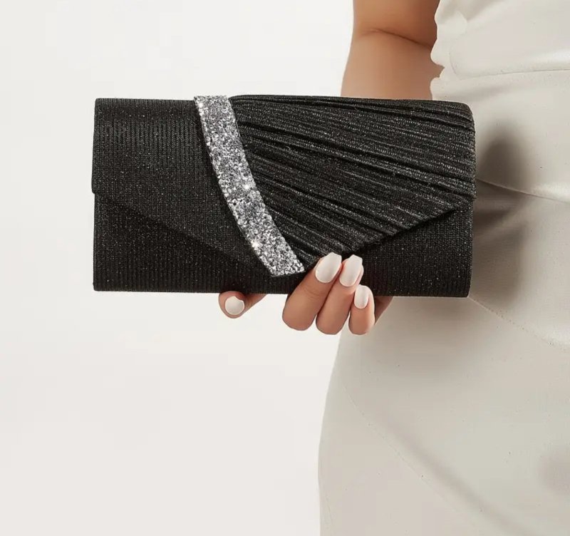 Вечерна чанта в черно със сребриста лента