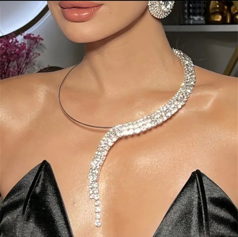 Елегантно колие в сребристо 