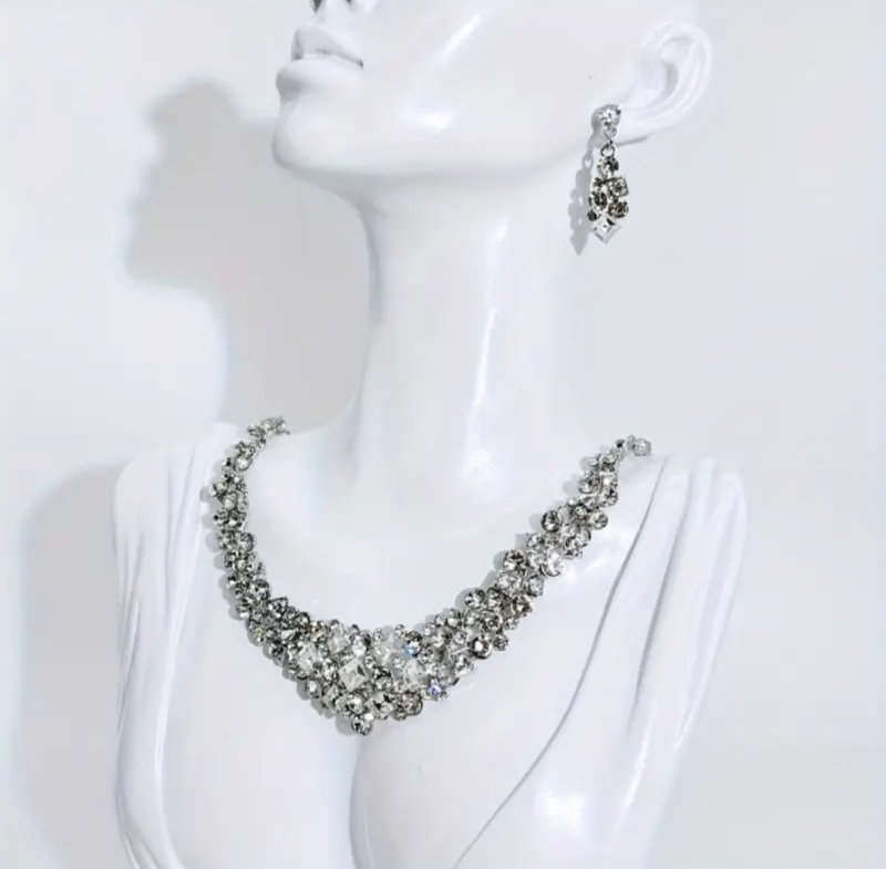 Комплект колие и обеци в сребристо 