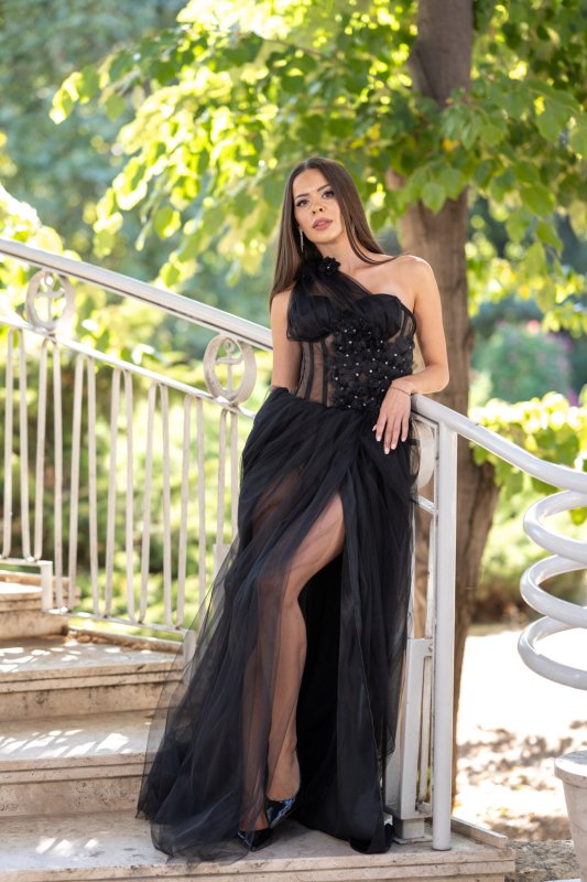 Черна дълга рокля от тюл и корсет с изящни 3D цветя