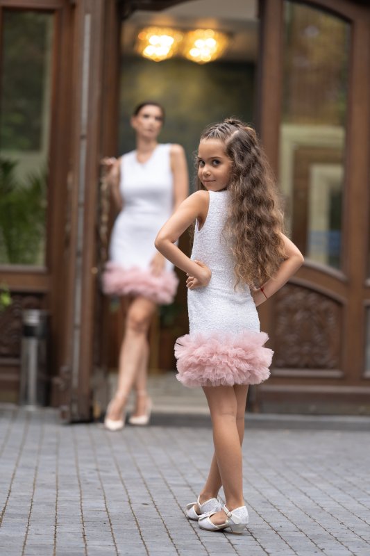 Детска рокля с бели пайети и тюл пудра