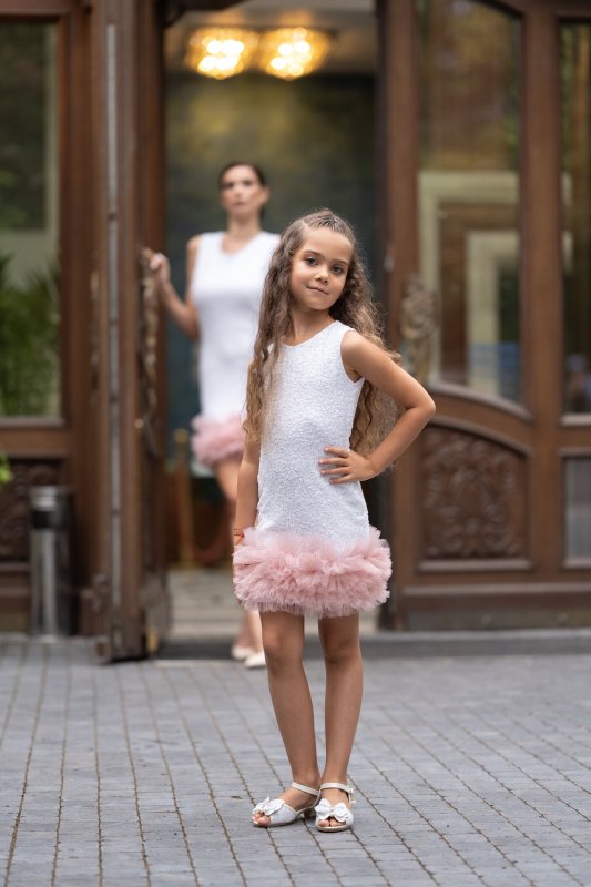 Детска рокля с бели пайети и тюл пудра