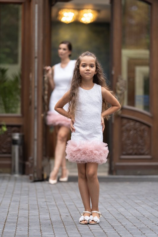 Детска рокля с бели пайети и тюл пудра