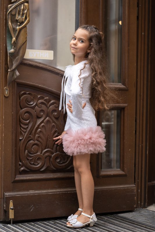 Детска рокля с бели пайети и тюл пудра
