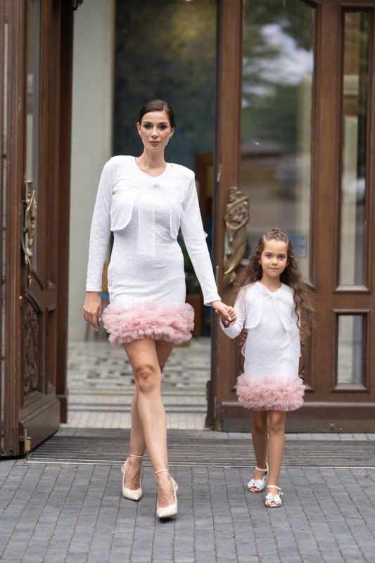 Комплект еднакви бели сака за майка и дъщеря с бели пайети