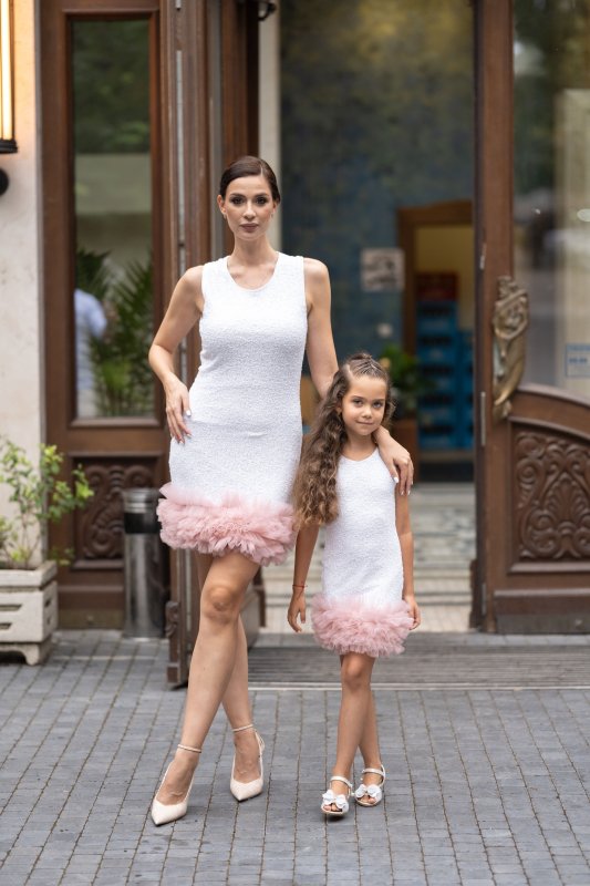 Комплект еднакви рокли за майка и дъщеря с бели пайети и тюл пудра