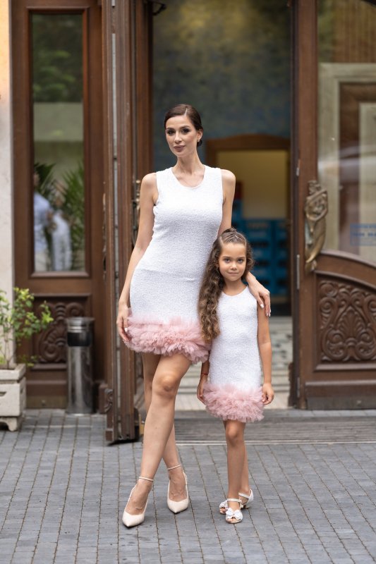 Комплект еднакви рокли за майка и дъщеря с бели пайети и тюл пудра