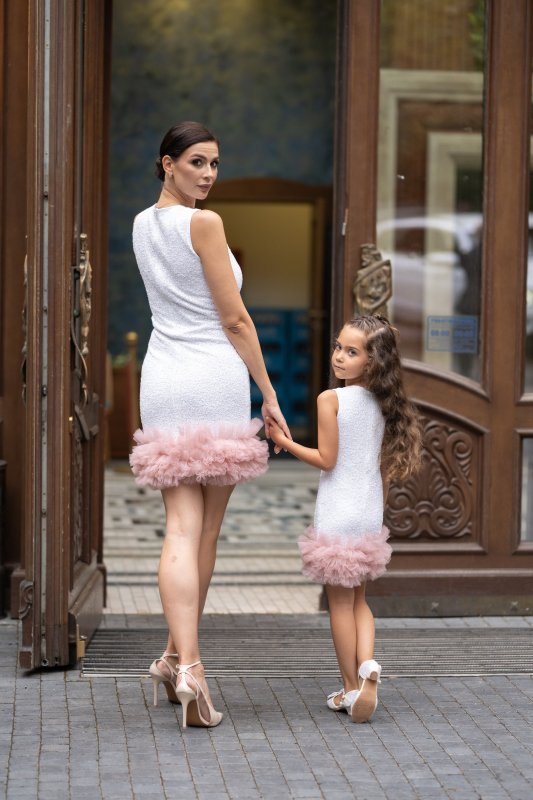 Комплект еднакви рокли за майка и дъщеря с бели пайети и тюл пудра