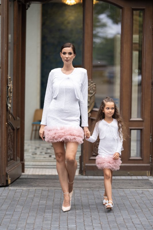 Комплект еднакви рокли за майка и дъщеря с бели пайети и тюл пудра