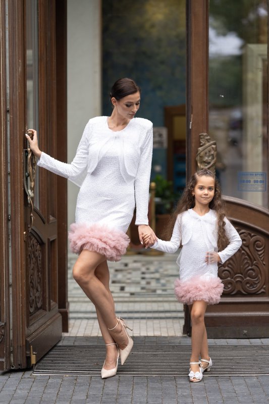 Комплект еднакви рокли за майка и дъщеря с бели пайети и тюл пудра