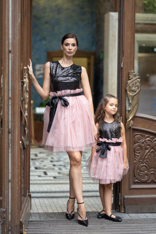 Комплект рокли за майка и дъщеря с черни пайети и розов тюл и органза