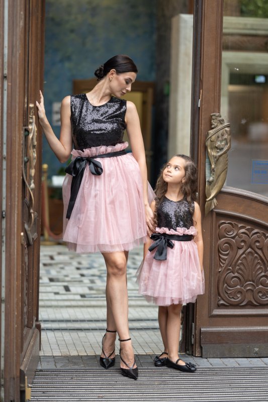 Комплект рокли за майка и дъщеря с черни пайети и розов тюл и органза