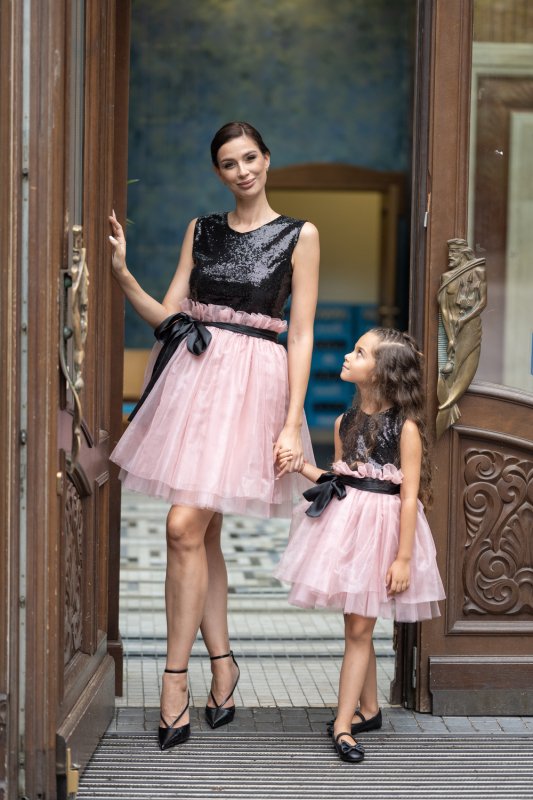 Комплект рокли за майка и дъщеря с черни пайети и розов тюл и органза