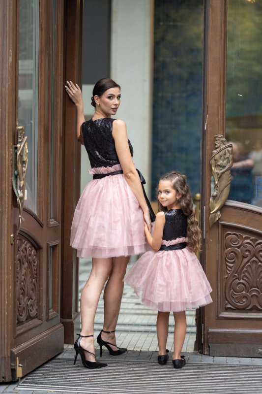 Комплект рокли за майка и дъщеря с черни пайети и розов тюл и органза