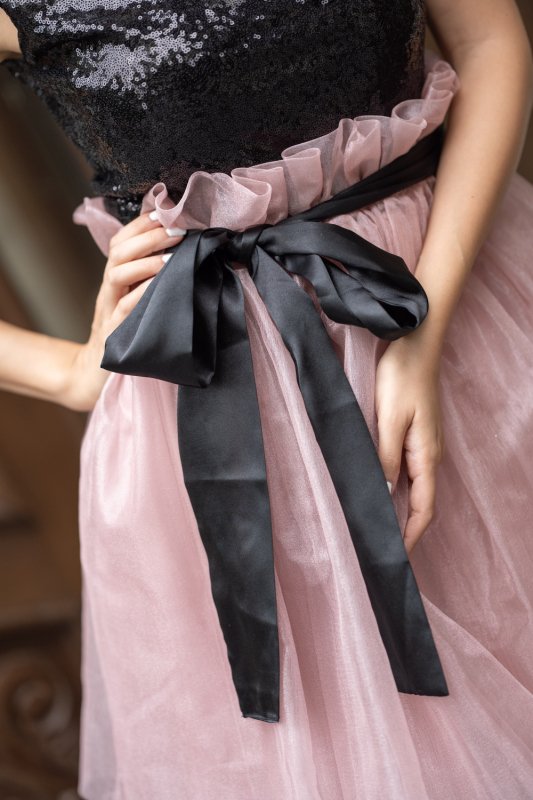 Дамска рокля с черни пайети и розов тюл и органза