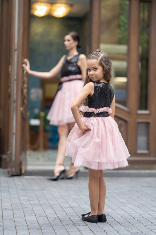 Детска рокля с черни пайети и розов тюл и органза