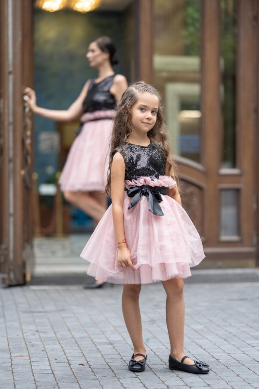 Детска рокля с черни пайети и розов тюл и органза