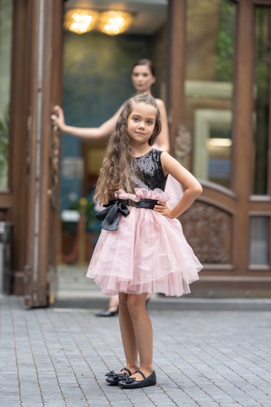 Детска рокля с черни пайети и розов тюл и органза