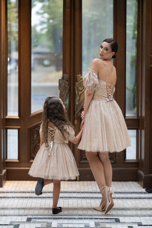Комплект рокли за майка и дъщеря с блестящ бежов тюл
