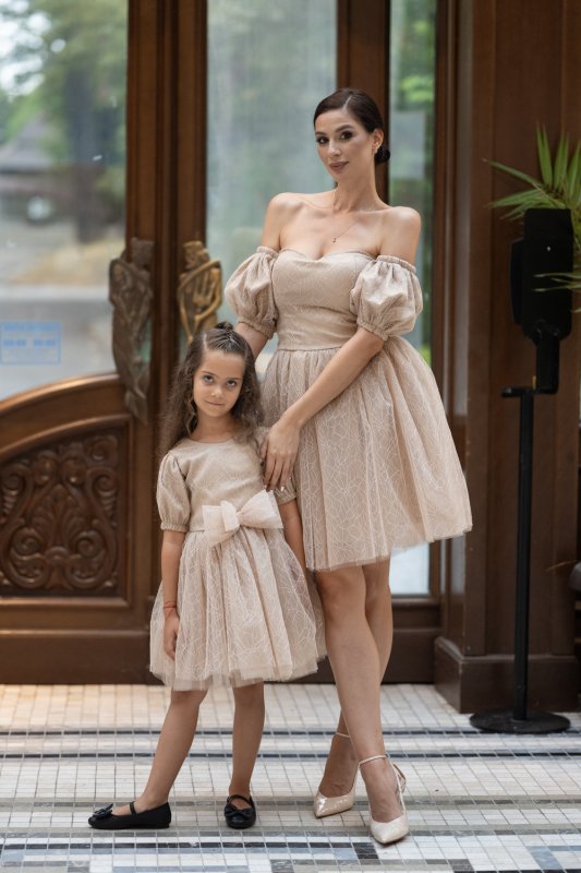 Комплект рокли за майка и дъщеря с блестящ бежов тюл