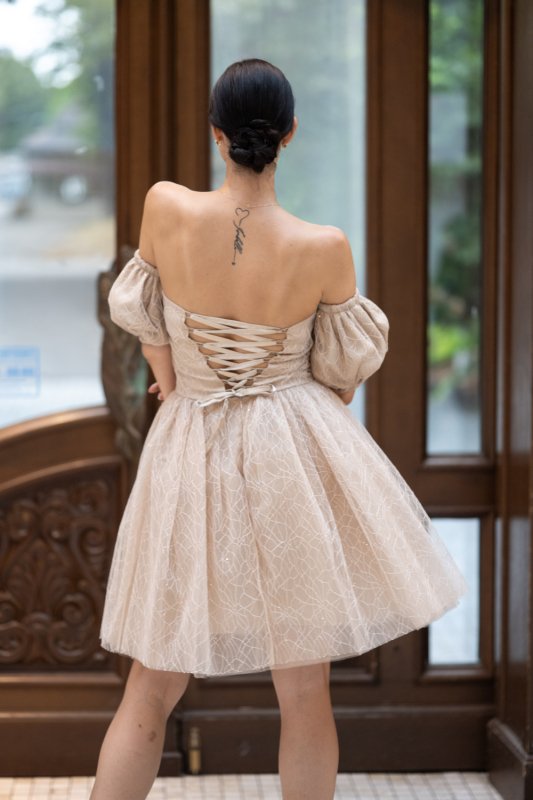 Дамска рокля с блестящ бежов тюл