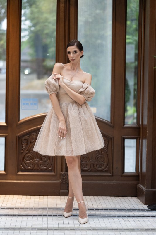 Дамска рокля с блестящ бежов тюл