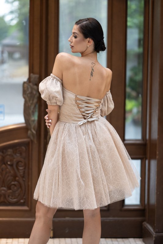 Дамска рокля с блестящ бежов тюл