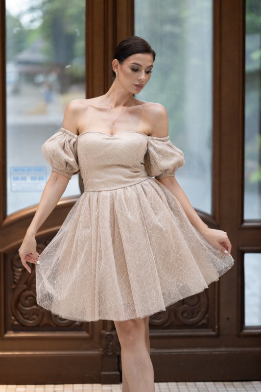 Дамска рокля с блестящ бежов тюл