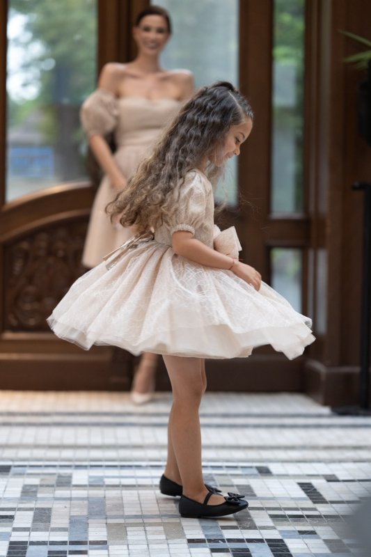 Детска рокля с блестящ бежов тюл