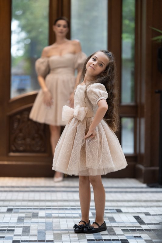 Детска рокля с блестящ бежов тюл