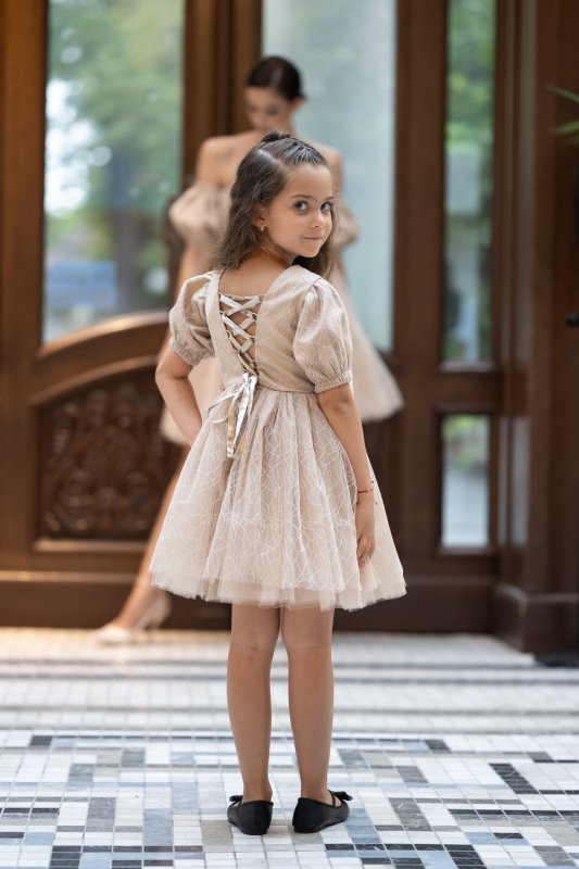 Детска рокля с блестящ бежов тюл