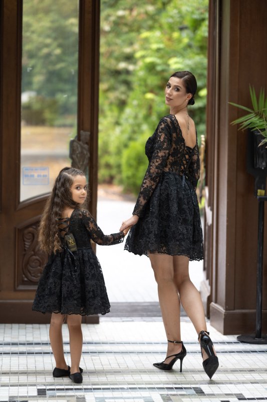 Комплект рокли майка и дъщеря от черна дантела с дълъг ръкав