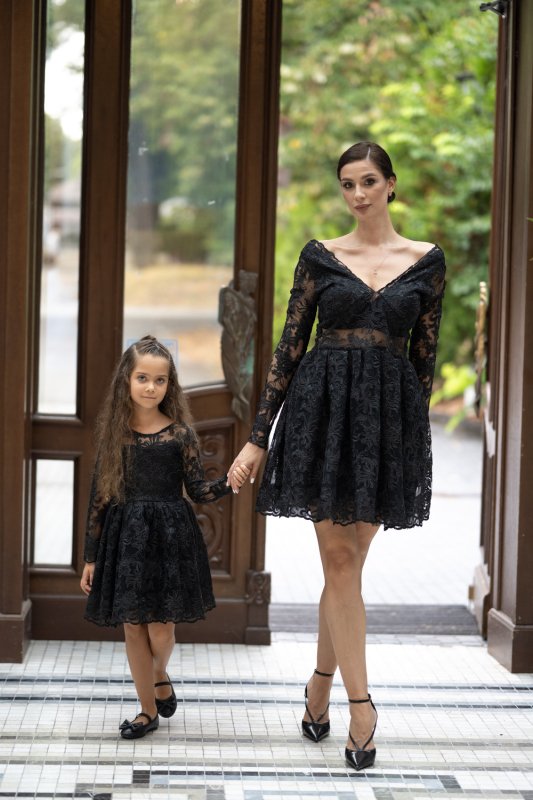 Комплект рокли майка и дъщеря от черна дантела с дълъг ръкав