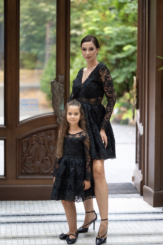 Комплект рокли майка и дъщеря от черна дантела с дълъг ръкав