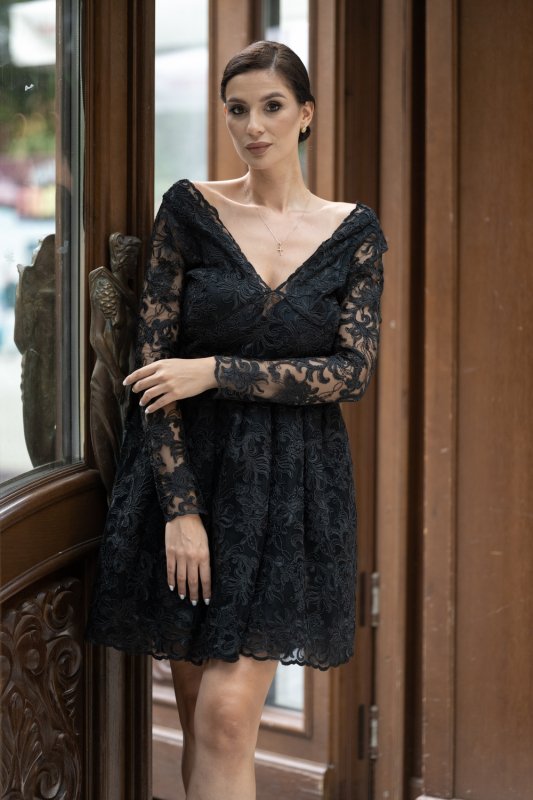 Дамска рокля от черна дантела с дълъг ръкав