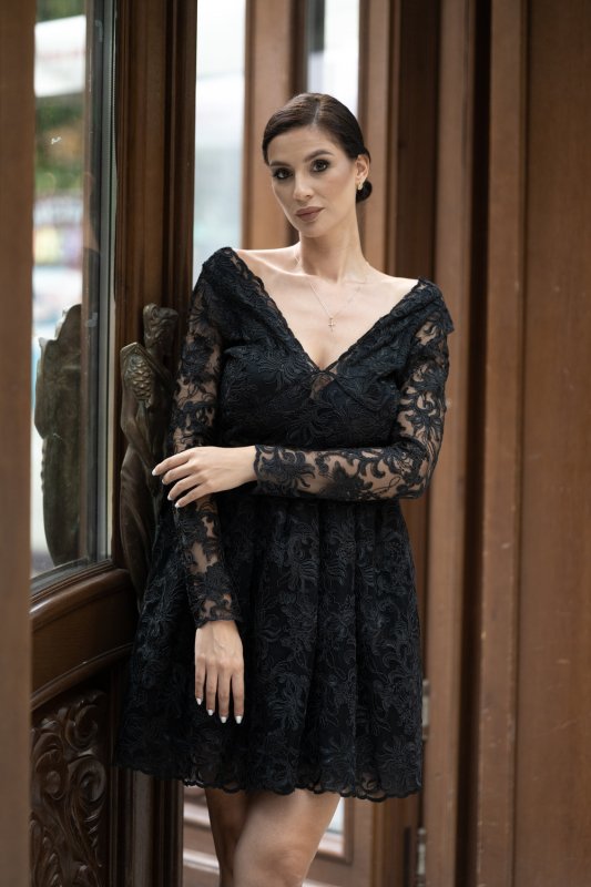 Дамска рокля от черна дантела с дълъг ръкав