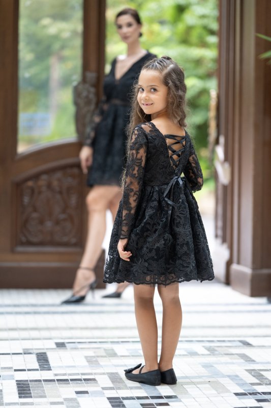 Детска рокля от черна дантела с дълъг ръкав