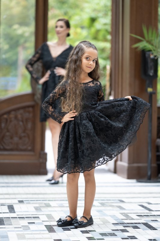 Детска рокля от черна дантела с дълъг ръкав