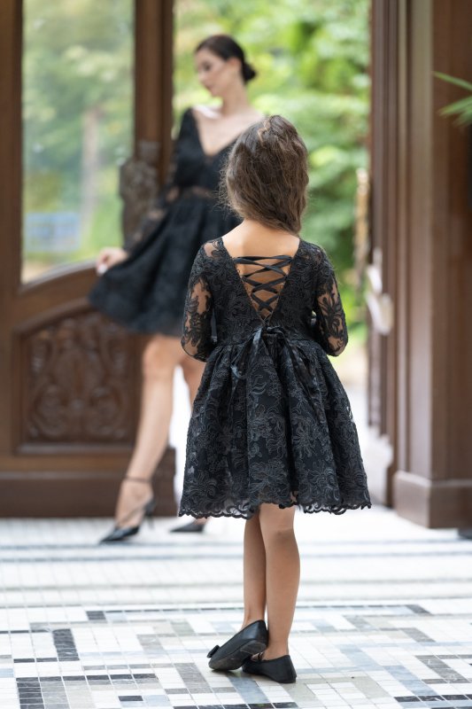 Детска рокля от черна дантела с дълъг ръкав