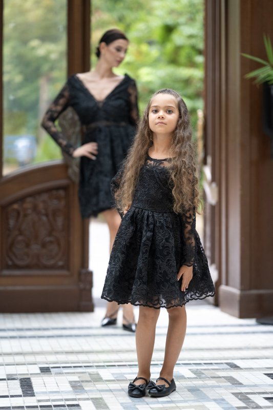 Детска рокля от черна дантела с дълъг ръкав