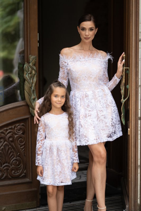 Комплект рокли за майка и дъщеря с бяла дантела и перца