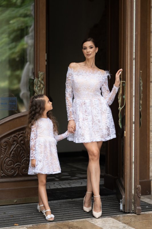 Комплект рокли за майка и дъщеря с бяла дантела и перца