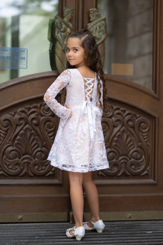 Детска рокля с бяла дантела и перца